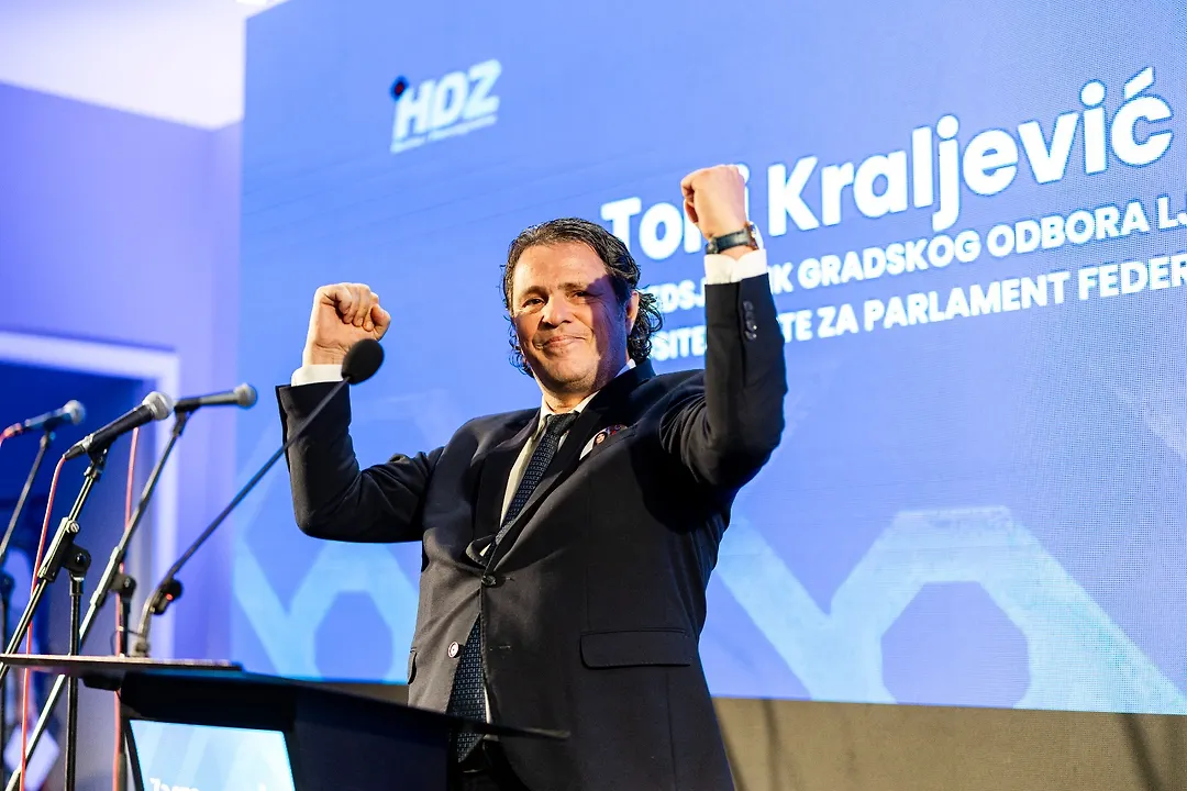 1️⃣ Toni Kraljević dopredsjednik HDZ-a BiH, predsjednik Gradskog odbora HDZ-a BiH Ljubuški, dopredsjednik Vlade Federacije Bosne i Hercegovine i federalni ministar financija te nositelj liste za Zastupnički dom Parlamenta Federacije BiH u